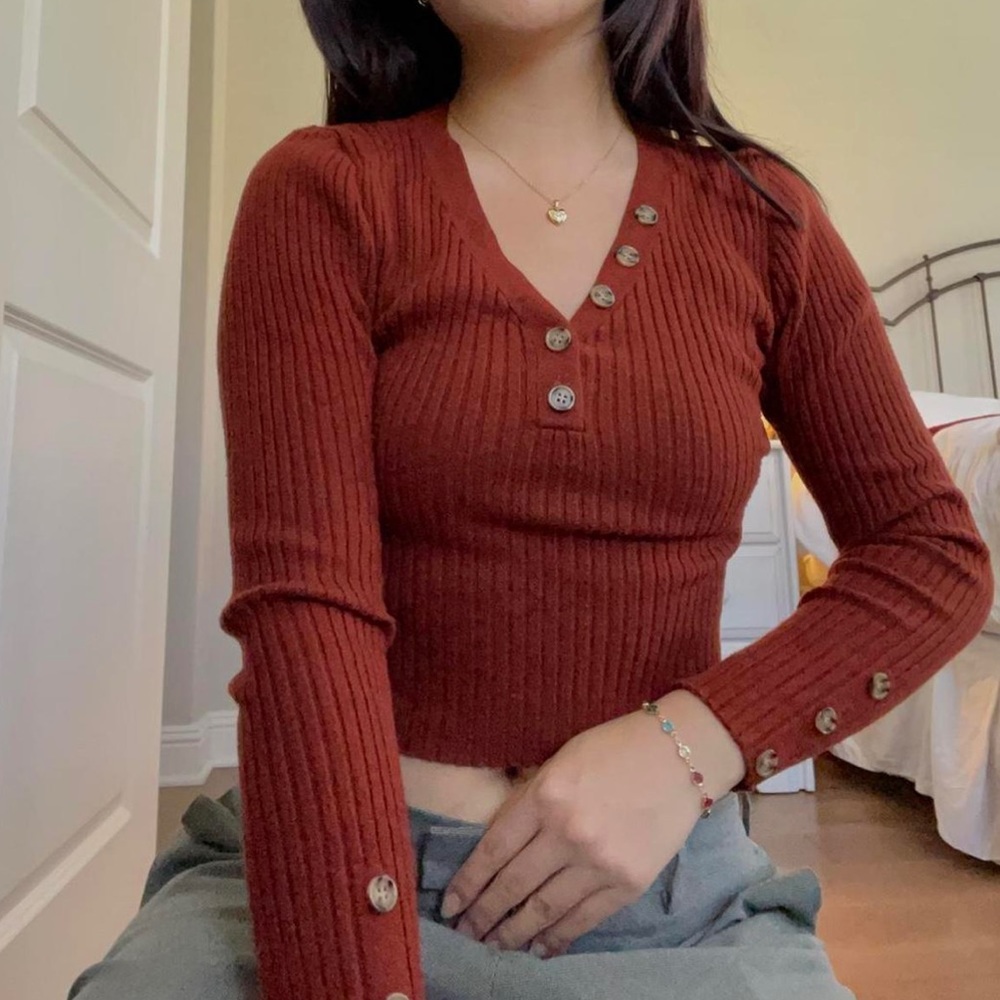 LONG SLEEVE BUTTON TOP